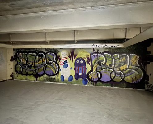 Grafitti im inneren des alten Gebäudes
